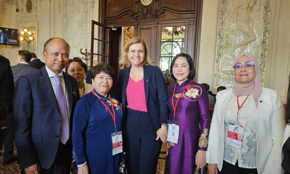 Phó Chủ tịch Quốc hội Nguyễn Thị Thanh tiếp xúc song phương tại Đại hội đồng Liên minh Nghị viện Pháp ngữ lần thứ 50