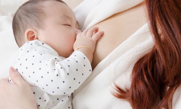Nuôi con bằng sữa mẹ: Hơn cả sức khỏe, đó là lá chắn xanh cho tương lai
