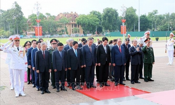 Lãnh đạo Đảng, Nhà nước dâng hương tưởng niệm các Anh hùng liệt sĩ và vào Lăng viếng Chủ tịch Hồ Chí Minh