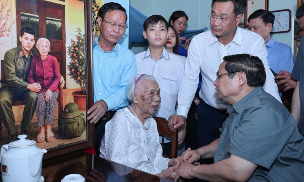 Thủ tướng thăm Mẹ Việt Nam anh hùng, dâng hương tại Thành cổ Quảng Trị và Nghĩa trang Đường 9