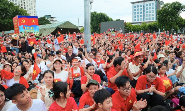 Người dân nô nức đổ về trung tâm Hà Nội xem tổng hợp luyện diễu binh, diễu hành