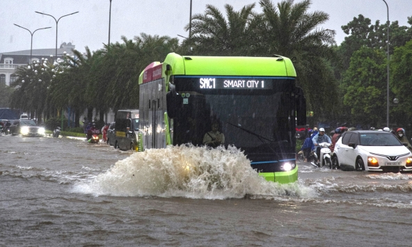 Mưa lớn do ảnh hưởng bão số 5 khiến nhiều tuyến đường Hà Nội ngập sâu