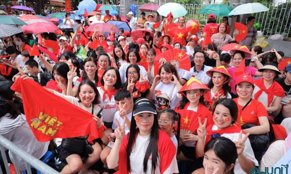 Người dân nô nức xếp hàng từ trưa chờ xem sơ duyệt diễu binh tối 27/8