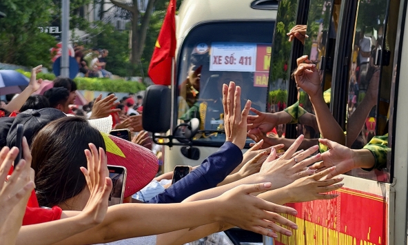 Người dân Hà Nội xuống đường tiễn quân nhân Việt Nam và quốc tế, hình ảnh đẹp của tình hữu nghị