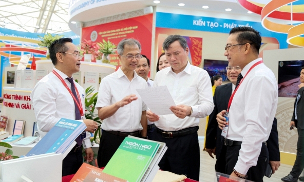 Tân Chủ tịch Viện Hàn lâm KHXH Việt Nam thăm gian trưng bày tại Triển lãm thành tựu đất nước