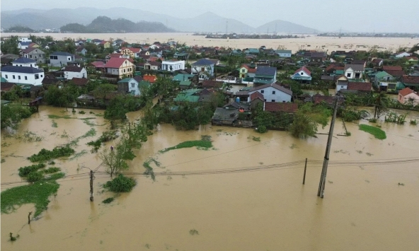 Bão số 10 gây ra thiệt hại nghiêm trọng: 19 người thiệt mạng, 13 người mất tích, và hàng nghìn ngôi nhà bị hư hỏng