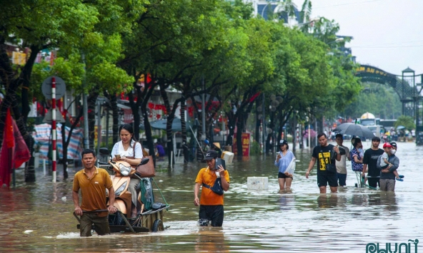 Hà Nội: Nhiều tuyến phố vẫn ngập sâu sau mưa lớn
