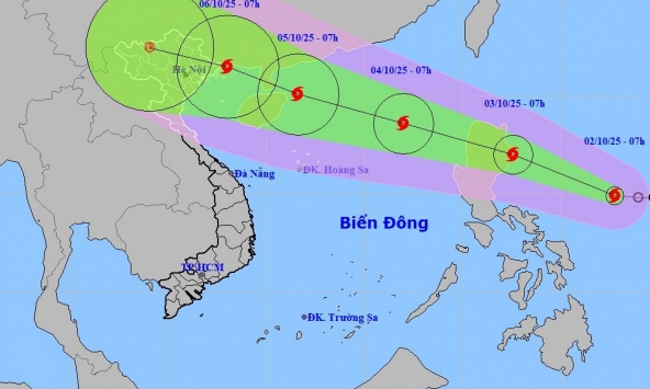 Bão Matmo di chuyển vào Biển Đông, trở thành bão số 11 dự báo mạnh lên cấp 12, giật cấp 15