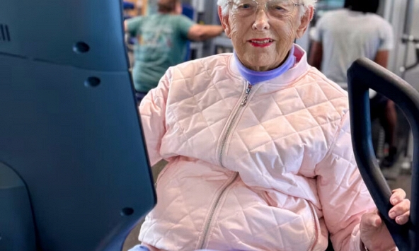 Cụ bà 100 tuổi chia sẻ bí quyết sống thọ là tránh xa muối, rượu và thuốc lá