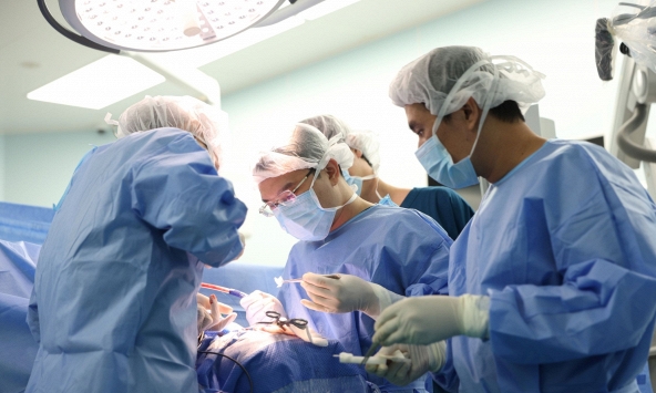 8 giờ nghẹt thở giải thoát nữ bệnh nhân khỏi khối u nền sọ khổng lồ tại “vị  trí cấm kỵ”