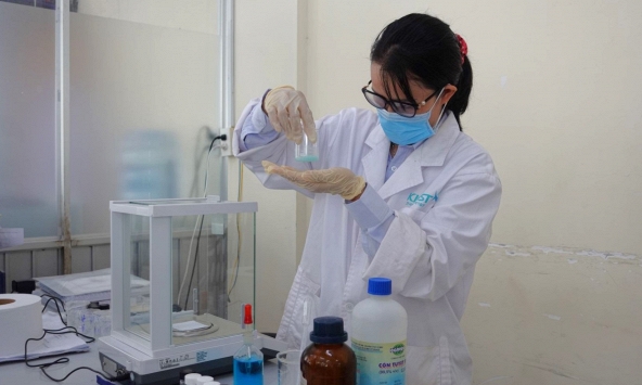 TS. Nguyễn Hồ Thùy Linh: Nhà khoa học trẻ theo đuổi giấc mơ tìm ra vật liệu ứng dụng trong dược học và y sinh