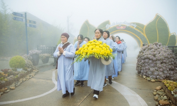 Phật tử thành kính dự Lễ Vía Đức Phật A Di Đà trên đỉnh Fansipan