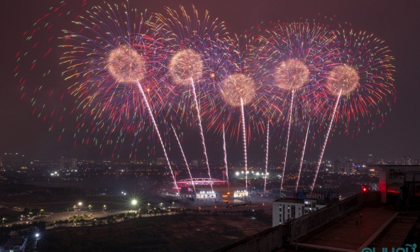 Bầu trời Mỹ Đình rực sáng trong đêm tổng duyệt pháo hoa mừng Đại hội XIV