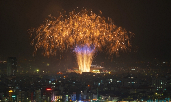 Pháo hoa rực sáng bầu trời Hà Nội, lan tỏa niềm tin và khí thế mới mừng Đại hội XIV của Đảng thành công