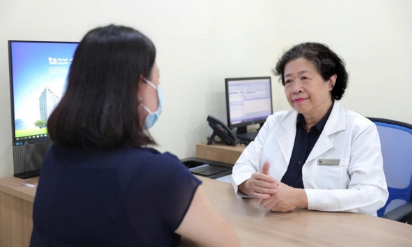 Nữ bác sĩ đầu tiên điều khiển robot phẫu thuật sản phụ khoa