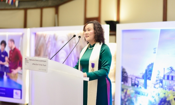 GS.TS Đinh Thị Mai Thanh nhận Huân chương Cành cọ Hàn lâm