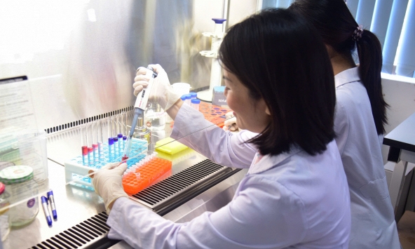 Nữ tiến sĩ theo đuổi lời giải từ vi sinh vật cho bài toán trầm cảm và lo âu