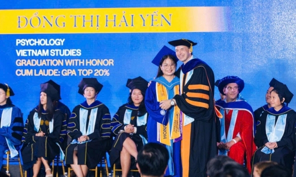 Cô gái khiếm thị trúng tuyển 7 đại học hàng đầu thế giới