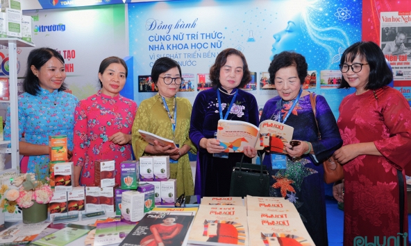 Lãnh đạo Hội Nữ trí thức Việt Nam thăm gian trưng bày của Tạp chí Phụ nữ Mới tại Hội Báo toàn quốc 2026