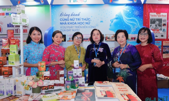 Lãnh đạo Hội Nữ trí thức Việt Nam thăm gian trưng bày của Tạp chí Phụ nữ Mới tại Hội Báo toàn quốc 2026