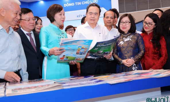 Chủ tịch Quốc hội Trần Thanh Mẫn tham quan các gian trưng bày tại Hội Báo toàn quốc 2026