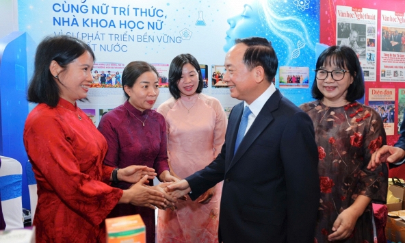 Khi nhà khoa học bước ra từ trang báo