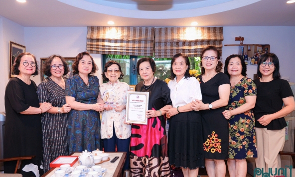 Hội Nữ trí thức Việt Nam trao danh hiệu Nữ trí thức tiêu biểu năm 2026 cho GS.TSKH Phạm Thị Trân Châu