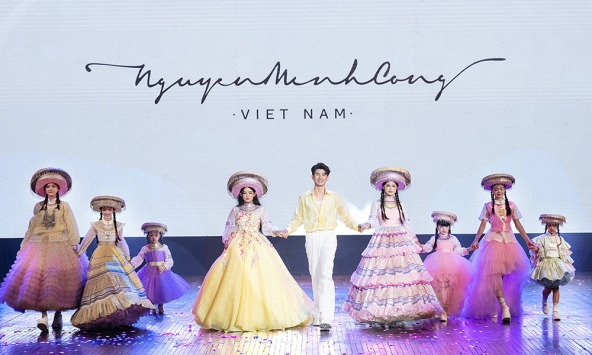 Nhà thiết kế Nguyễn Minh Công đưa sắc màu Tây Bắc vào thời trang trẻ em