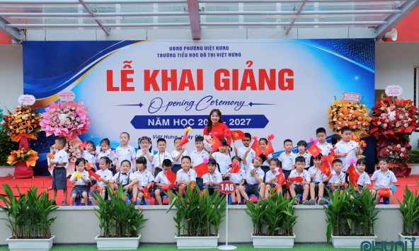Học sinh, phụ huynh háo hức trong ngày khai giảng năm học mới 2026–2027