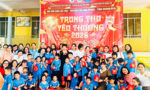 Nữ trí thức Khánh Hòa thăm, tặng quà trẻ em Mái ấm chùa Lộc Thọ