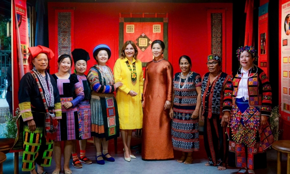 Phu nhân Ngô Phương Ly cùng Phu nhân Tổng thống Panama trải nghiệm văn hóa Việt