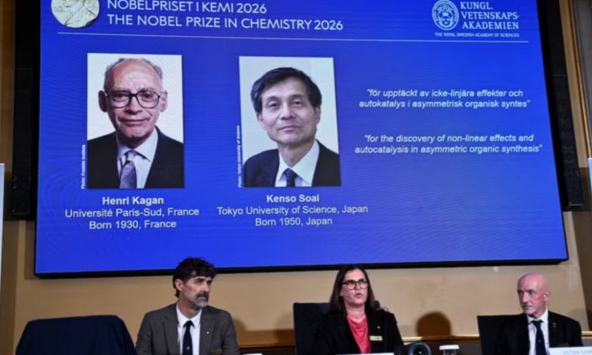 Nobel Hóa học 2026: Khi một “bàn tay” của phân tử được khuếch đại thành lựa chọn áp đảo