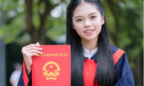 Thủ khoa lớp 10 Hà Nội giành giải Nhất Ngữ văn trong kỳ thi học sinh giỏi lớp 12