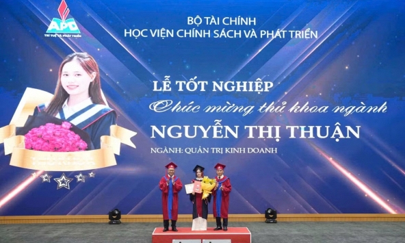Nữ sinh Học viện Chính sách và Phát triển đạt giải nghiên cứu khoa học, tốt nghiệp thủ khoa