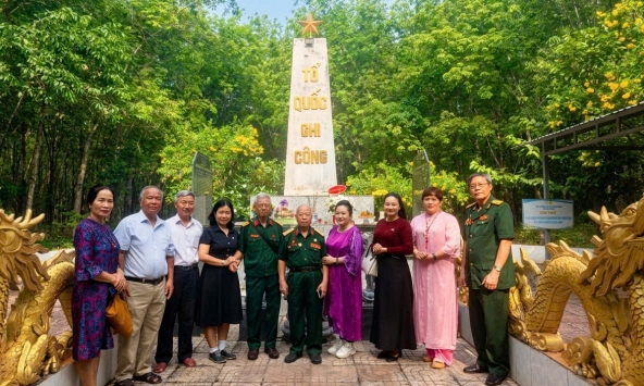 Đoàn cán bộ, tướng lĩnh dâng hương tri ân liệt sĩ tại phường Bình Cơ, TP. Hồ Chí Minh.