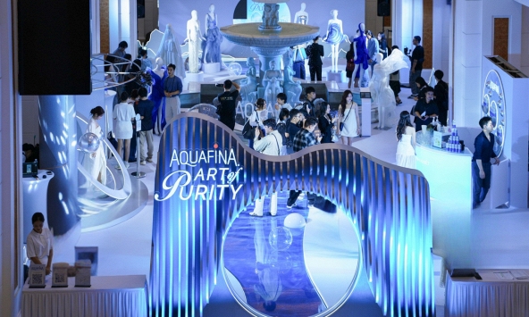 Ba nhà thiết kế Việt mở màn mùa thời trang thu đông bằng “nghệ thuật thuần khiết”