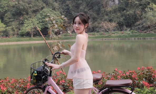 Dạo chơi ở Tuyệt Tình Cốc, bộ ảnh của hot girl bất ngờ viral chóng mặt