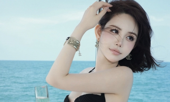 Lisa 'bản Việt' tung ảnh đi biển: Từ ngọt ngào đến quyến rũ đều cân đẹp!