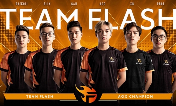 Cả bầu trời thanh xuân ùa về: Đội hình Team Flash huyền thoại bất ngờ hội tụ rôm rả