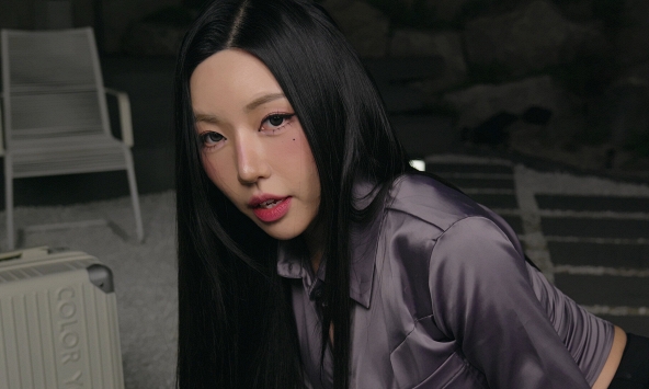 Không thể rời mắt khỏi nhan sắc 'đời thực' của nữ chính trong game tình cảm bom tấn Five Hearts Under One Roof