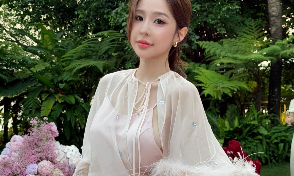 Nhan sắc mặn mà của Tammy Phạm, lưng trần quyến rũ tựa nàng thơ đời thực