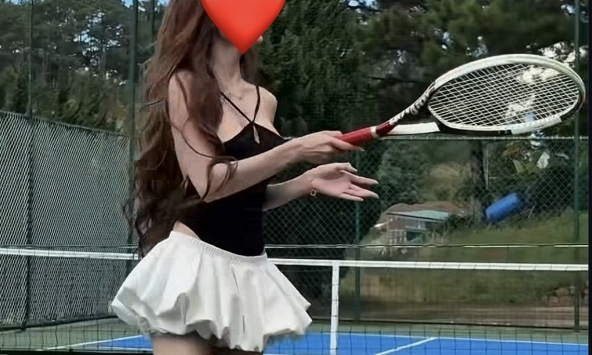 Biến sân Tennis thành 'sàn diễn' đồ hở, cô gái gây bão mạng với sự bất chấp 'càng chửi càng có tiền'
