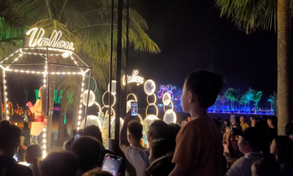 Bar bãi biển ở Hạ Long đang 'tiếp tay' cho trẻ em tiếp cận nội dung giải trí không phù hợp lứa tuổi, hay người lớn quá vô tâm?