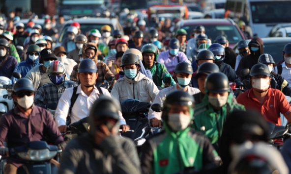 Hàng nghìn người rời Hà Nội về quê nghỉ lễ, nhiều tuyến đường ùn tắc kéo dài