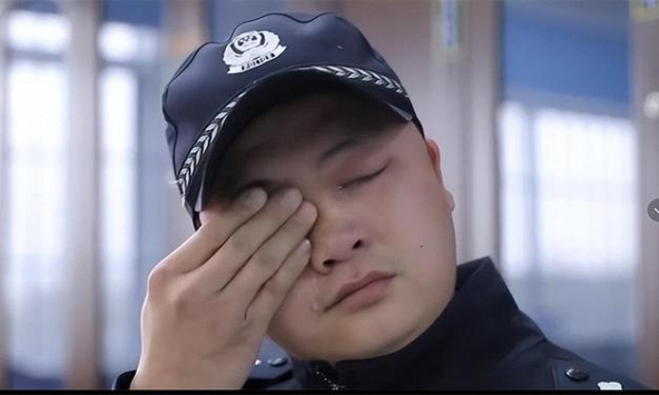 'Mới 30 tuổi mà đã 6 lần vào tù trong 13 năm': Quản giáo gặng hỏi phạm nhân mới phát hiện chân tướng khiến ông rơi nước mắt