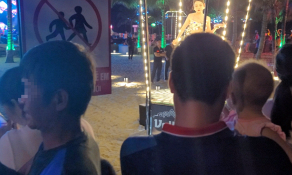 Hội bảo vệ quyền trẻ em lên tiếng vụ bar bãi biển ở Hạ Long để vũ công múa lồng phản cảm trước mặt trẻ