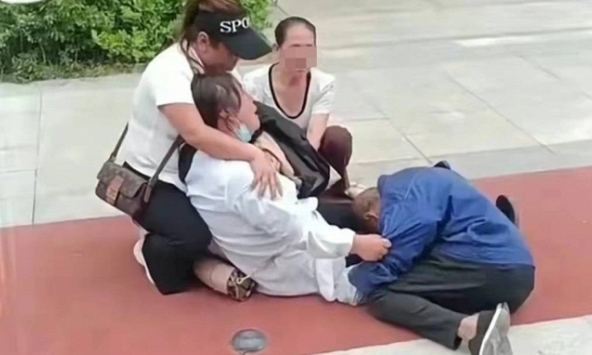 Vô tình vứt đôi giày của chủ căn hộ vào thùng rác, nhân viên vệ sinh treo cổ tự vẫn vì bị đòi bồi thường gần 33 triệu