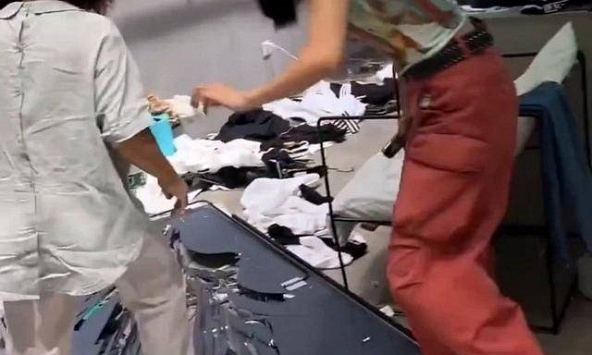 Đòi tăng giá thuê mặt bằng lên gấp đôi nhưng không thành, nữ chủ nhà đập phá cửa hàng quần áo của cô gái thành 'đống đổ nát'