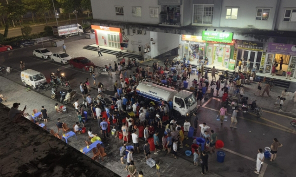 Tình người qua từng chuyến xe chở nước đến với Khu đô thị Thanh Hà