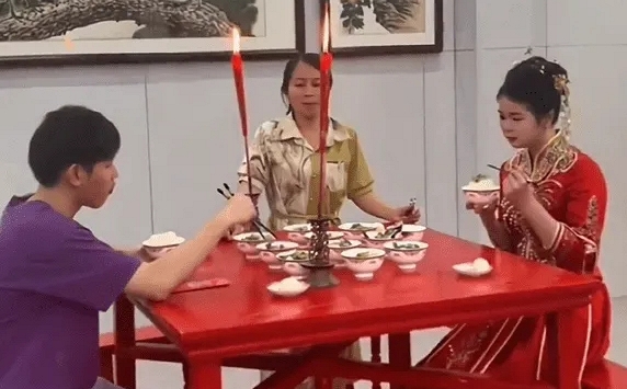 Cô dâu ăn bữa cơm chia tay trước khi lên xe theo chồng về dinh, mẹ nói một câu khiến cư dân mạng bức xúc: 'Như thời phong kiến'